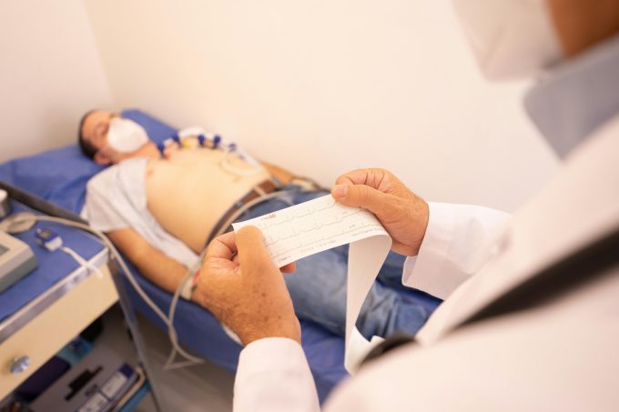 Un studiu arată că bărbații dezvoltă boli de inimă înaintea femeilor