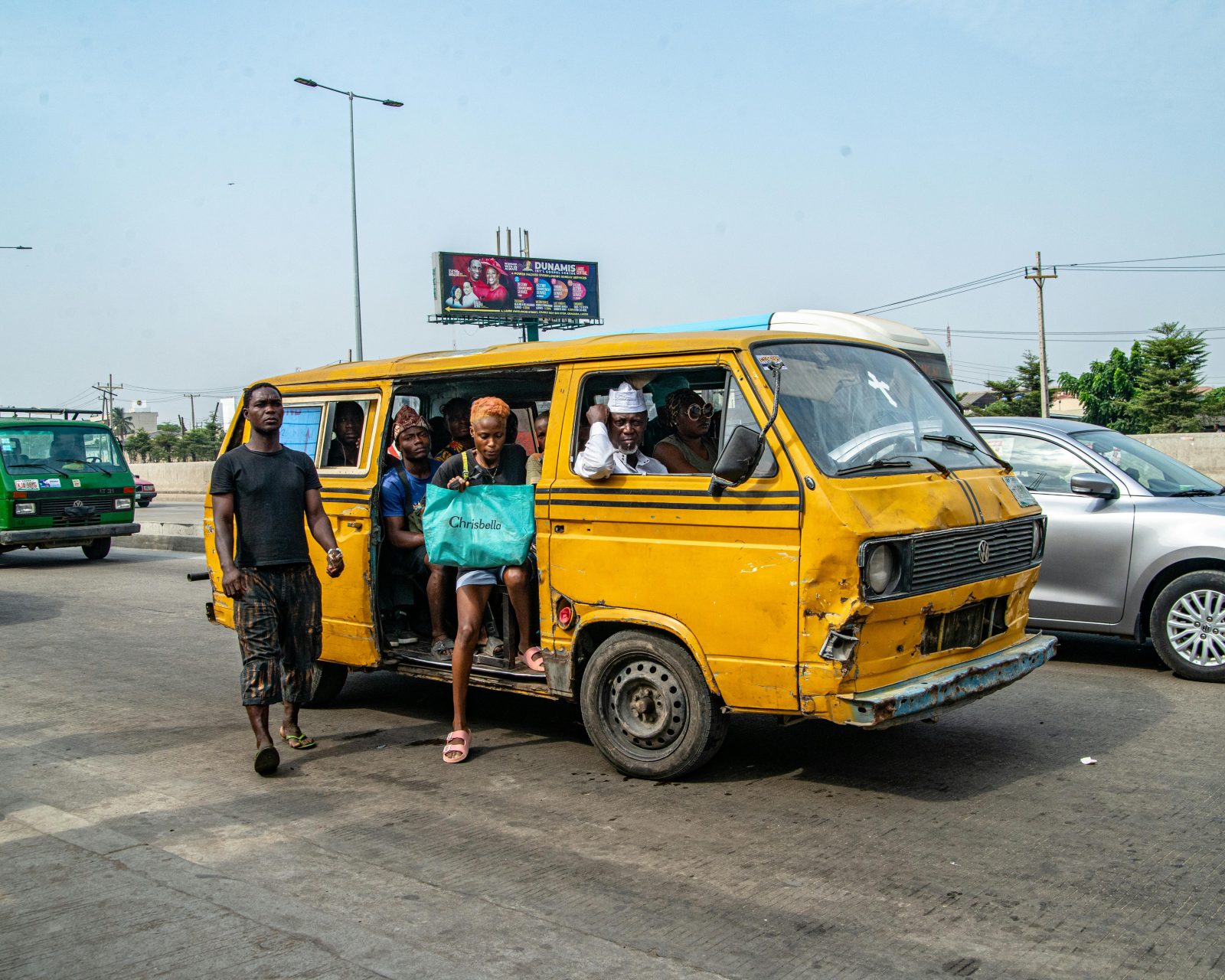 Nigeria utilizează gazul comprimat pentru a combate inflația la carburanți și pentru a avansa tranziția energetică
