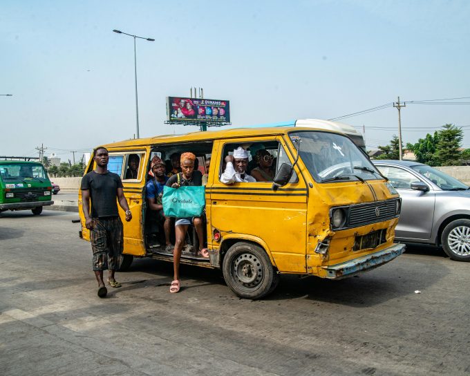 Nigeria utilizează gazul comprimat pentru a combate inflația la carburanți și pentru a avansa tranziția energetică