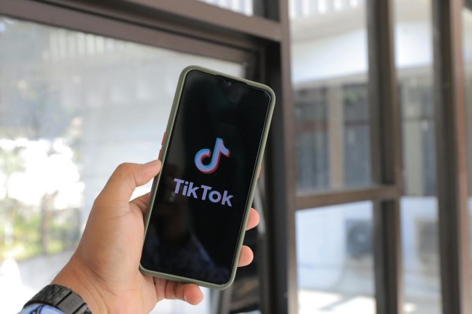 De ce Comisia Europeană consideră TikTok un risc pentru utilizatori