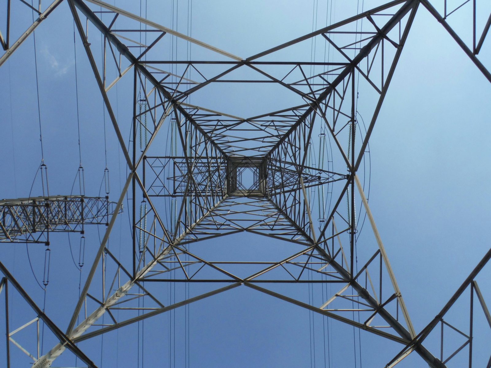 Electricitate nu înseamnă automat progres: de ce accesul la aparate accesibile este cheia echității energetice în Africa