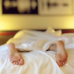 De ce dormim mai prost în prima noapte într-un loc nou. Ce au descoperit cercetătorii despre reacția creierului