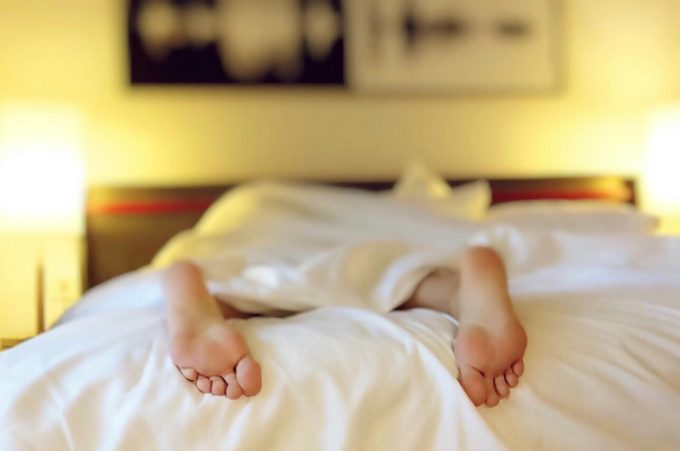 De ce dormim mai prost în prima noapte într-un loc nou. Ce au descoperit cercetătorii despre reacția creierului