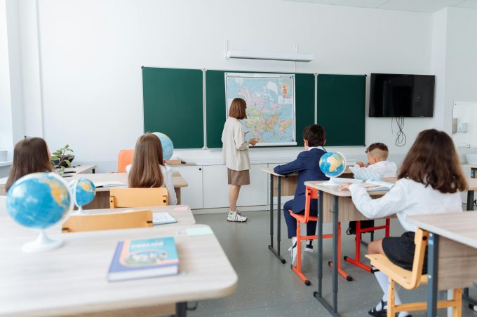 Regulile din școli se înăspresc: elevii pot pierde până la patru puncte la purtare pentru noi abateri