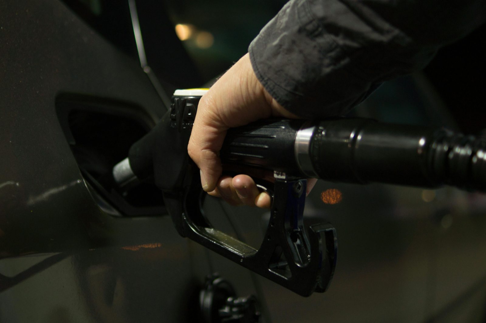 Combustibilul are o pondere de 7–8% în coșul de consum, dar războiul poate genera scumpiri în lanț