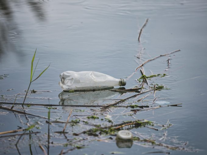 Criza plasticului: Municipiile care adoptă sisteme inovatoare de reutilizare