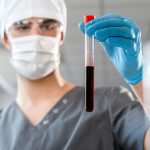 Un nou test de sânge ar putea prezice riscul de demență cu până la 25 de ani înainte