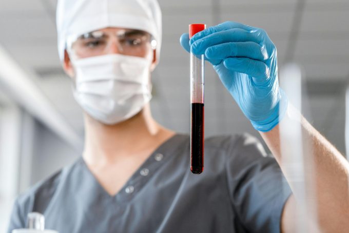 Un nou test de sânge ar putea prezice riscul de demență cu până la 25 de ani înainte