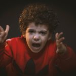 Elevii violenți pot copia comportamentele din familie. Părinții ar putea risca închisoarea dacă refuză psihologul