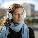 Căștile audio pot provoca infecții ale urechii. Avertismentul OMS și cum te poți proteja