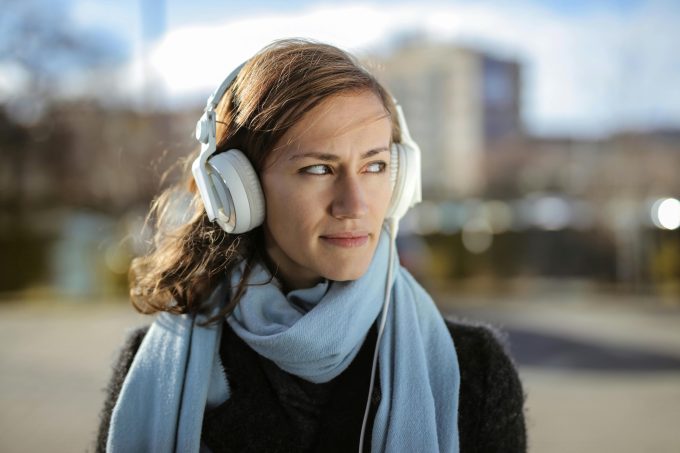 Căștile audio pot provoca infecții ale urechii. Avertismentul OMS și cum te poți proteja