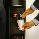 Apa din dozatoarele publice, mai riscantă decât cea de la robinet? Ce arată un studiu recent