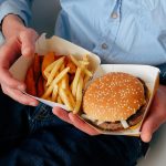 Alimentele ultraprocesate, comparate cu tutunul. Ce arată un nou studiu despre impactul asupra sănătății