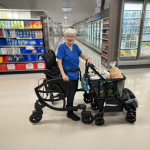 Dispozitivul care ar putea schimba mobilitatea: alternativa dintre scaunul rulant și cadru