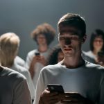 Studiu: Câte ore petrecute în fața ecranului pot duce la dependență și depresie