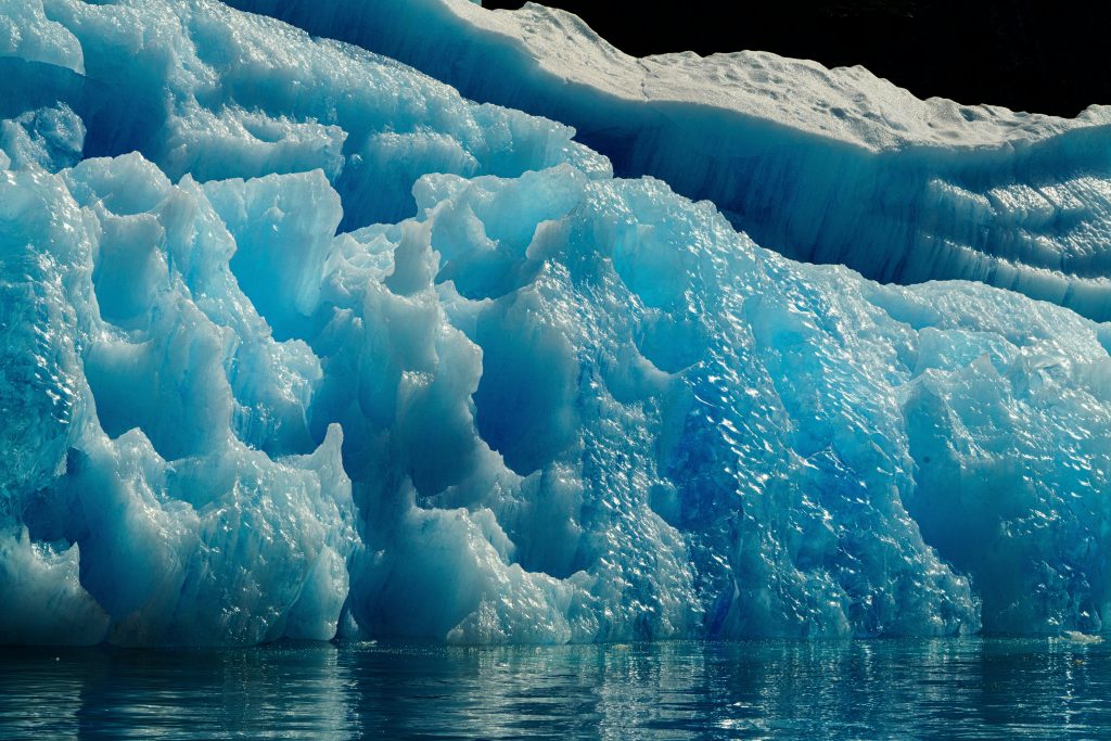 Studiu: Dezghețul accelerat din Arctica eliberează carbon vechi de mii de ani în râuri și oceane