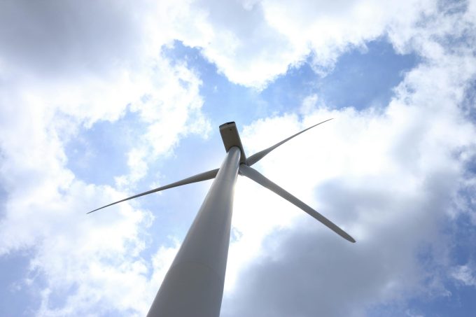Energia regenerabilă a ajuns în 2025 la un nivel record. Aproape jumătate din capacitatea globală