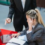 Semne de comunicare toxică pe care le treci cu vederea (și cum te afectează)