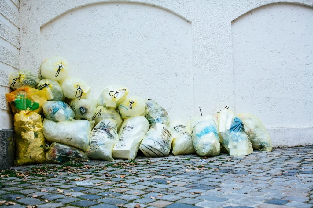 Produse din plastic folosite zilnic care poluează planeta. Impactul ascuns asupra mediului