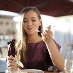 Mindful eating: ce înseamnă mâncatul conștient și cum îți poate schimba obiceiurile alimentare