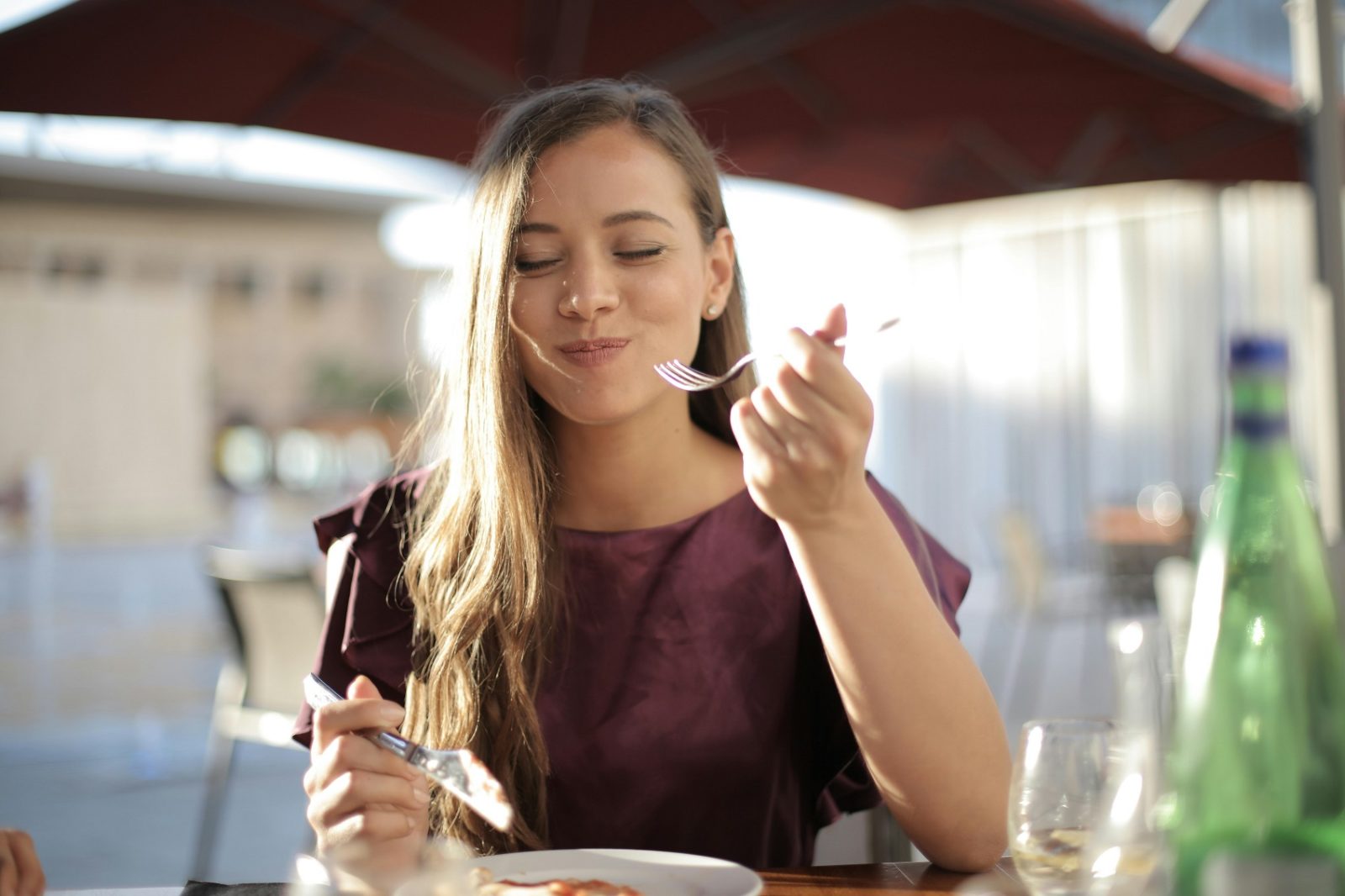 Mindful eating: ce înseamnă mâncatul conștient și cum îți poate schimba obiceiurile alimentare