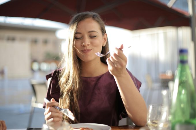 Mindful eating: ce înseamnă mâncatul conștient și cum îți poate schimba obiceiurile alimentare