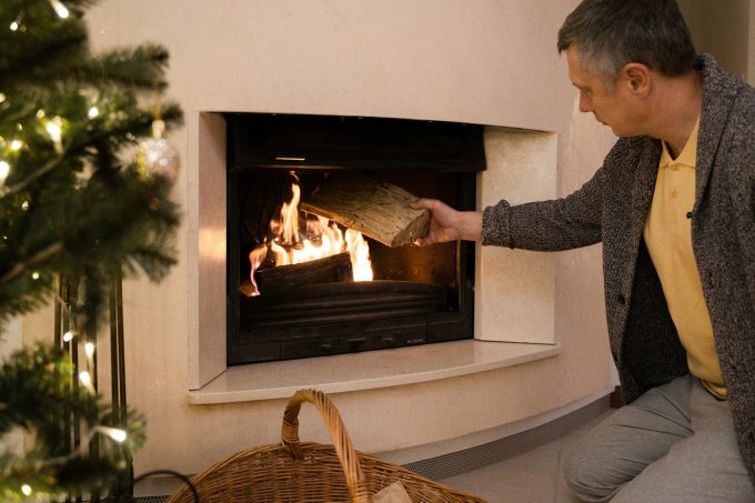 Încălzirea cu lemne în interior, asociată cu un risc mai mare de cancer pulmonar, arată un studiu