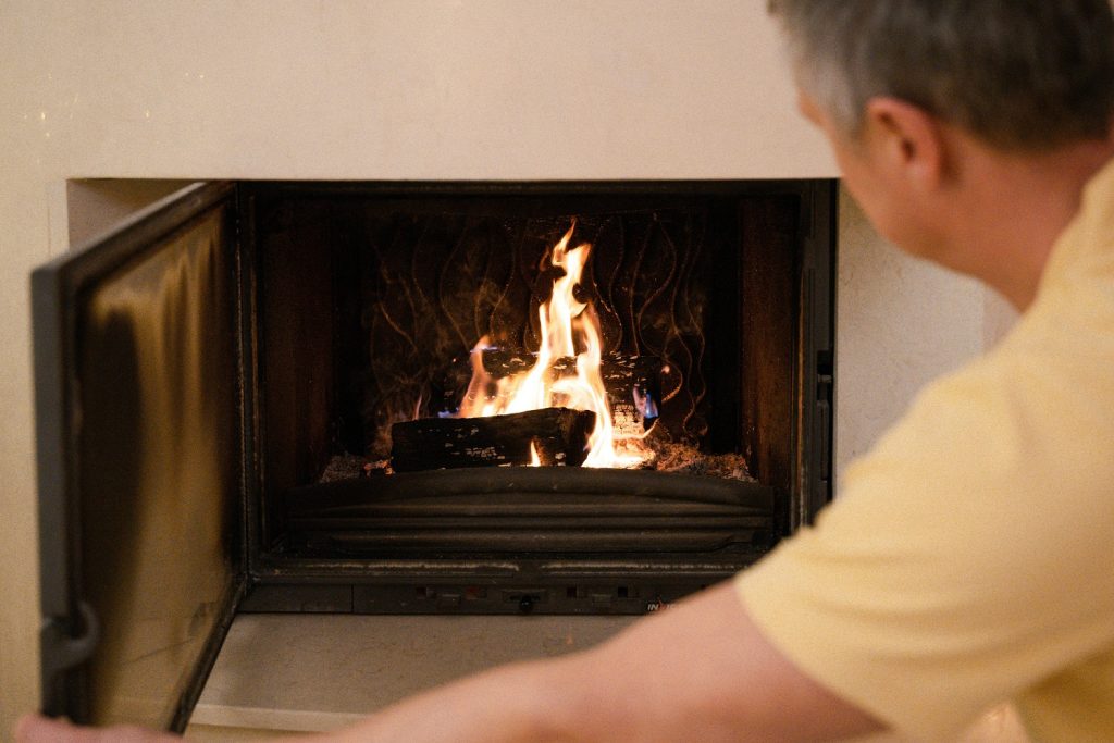 Încălzirea cu lemne în interior, asociată cu un risc mai mare de cancer pulmonar, arată un studiu