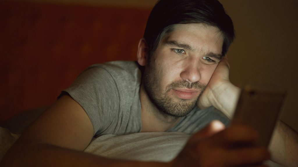 Studiu: Câte ore petrecute în fața ecranului pot duce la dependență și depresie