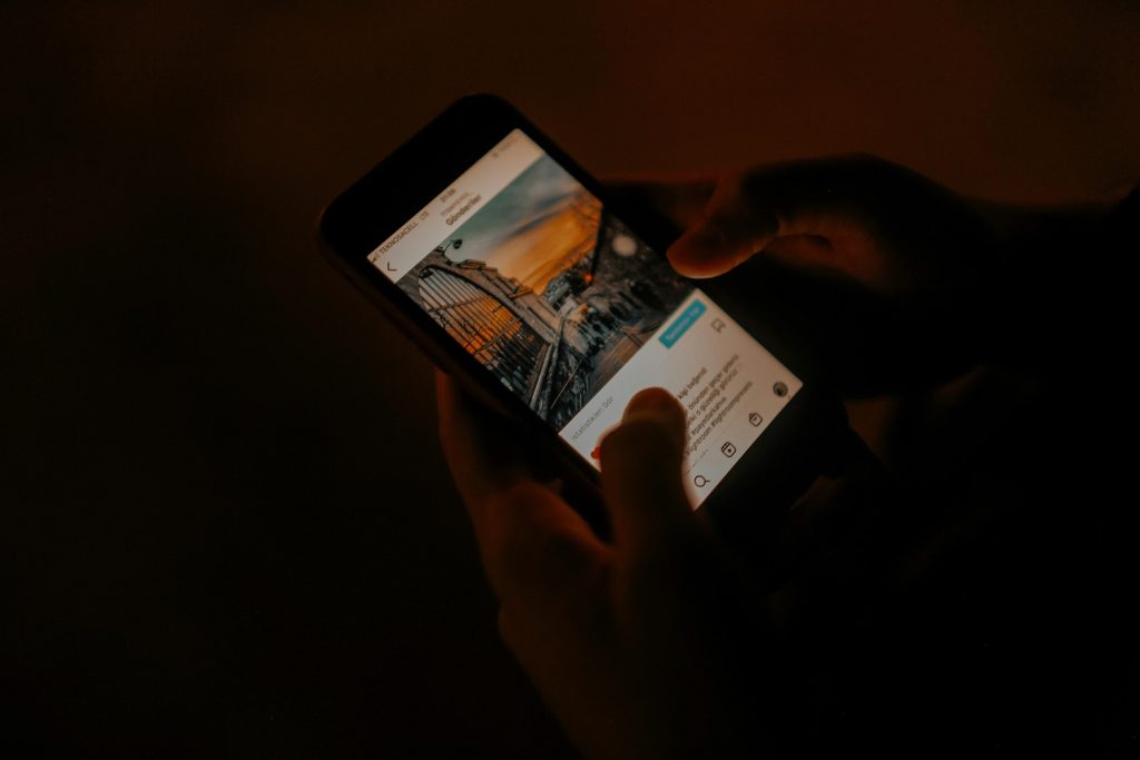 Social media și mintea noastră: între dependență, comparație și echilibru