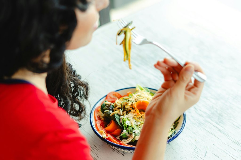 Mindful eating: ce înseamnă mâncatul conștient și cum îți poate schimba obiceiurile alimentare