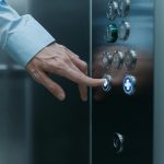 Ce să faci dacă liftul în care te afli cade în gol. Explicațiile specialiștilor despre reacțiile care pot reduce riscul de rănire