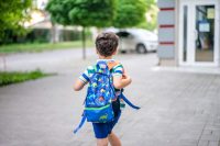 Înscrierea copilului la școală în 2026: acte necesare, calendar și soluții dacă nu prinzi loc la școala dorită