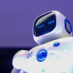 Studiu: Inteligența artificială începe să ne influențeze felul în care scriem și vorbim
