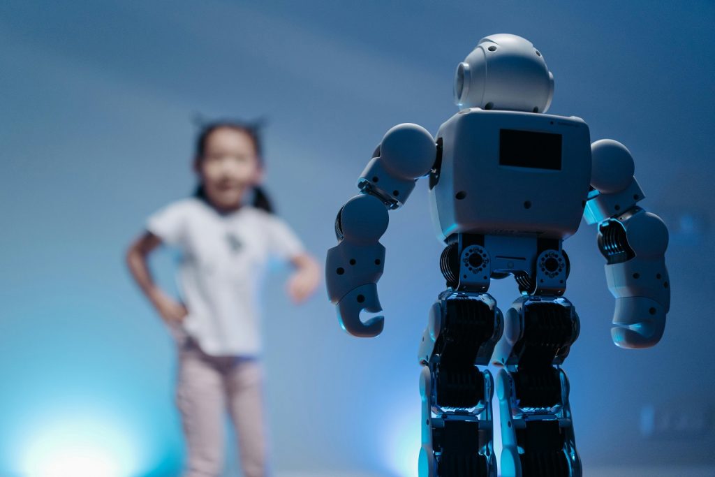 Studiu: Tot mai mulți români ar accepta ajutorul unui robot umanoid în casă. Unii și-ar lăsa chiar copiii în grija lui