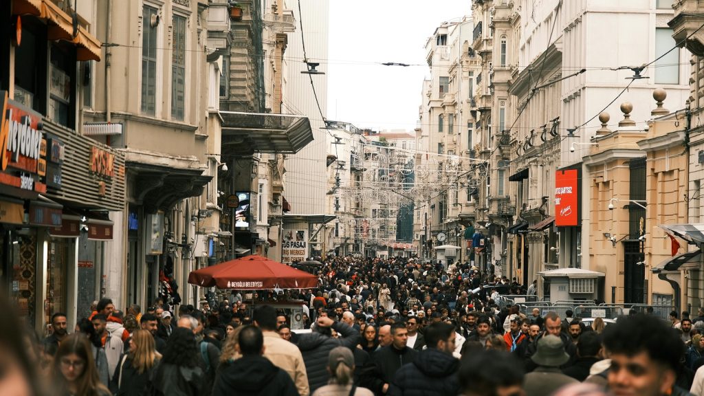 Studiu: Omenirea consumă mai multe resurse decât poate regenera planeta