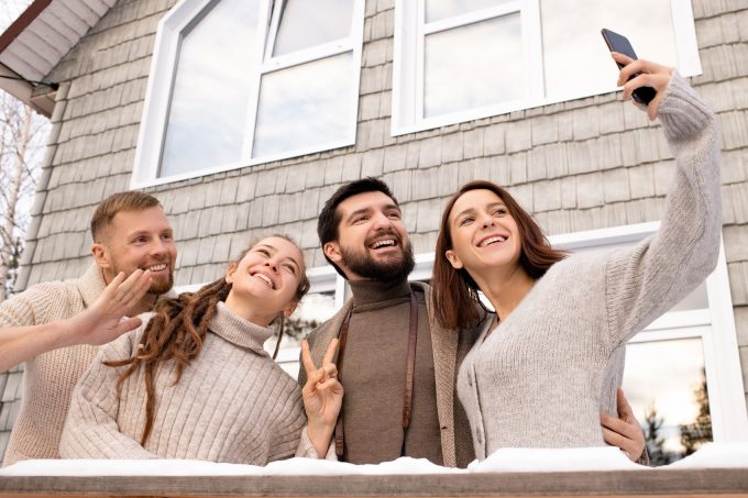 De ce arătăm diferit în selfie-uri față de realitate. Explicația din spatele distorsiunilor digitale