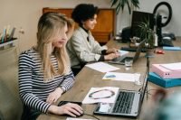 Contractele part-time ar putea redeveni mai avantajoase. Parlamentarii propun reducerea taxelor pentru angajatorii care folosesc normă redusă