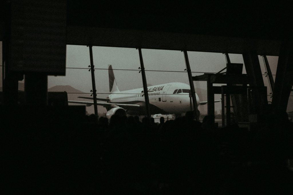 Inteligența artificială învață să piloteze avioane. Companiile aeronautice testează zboruri cu intervenție umană minimă