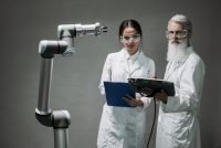 Primul vaccin conceput integral cu ajutorul inteligenței artificiale a fost testat pe oameni. Rezultatele surprind cercetătorii