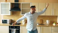 "Solo-maxxing” ia amploare: de ce tot mai mulți tineri aleg să fie singuri