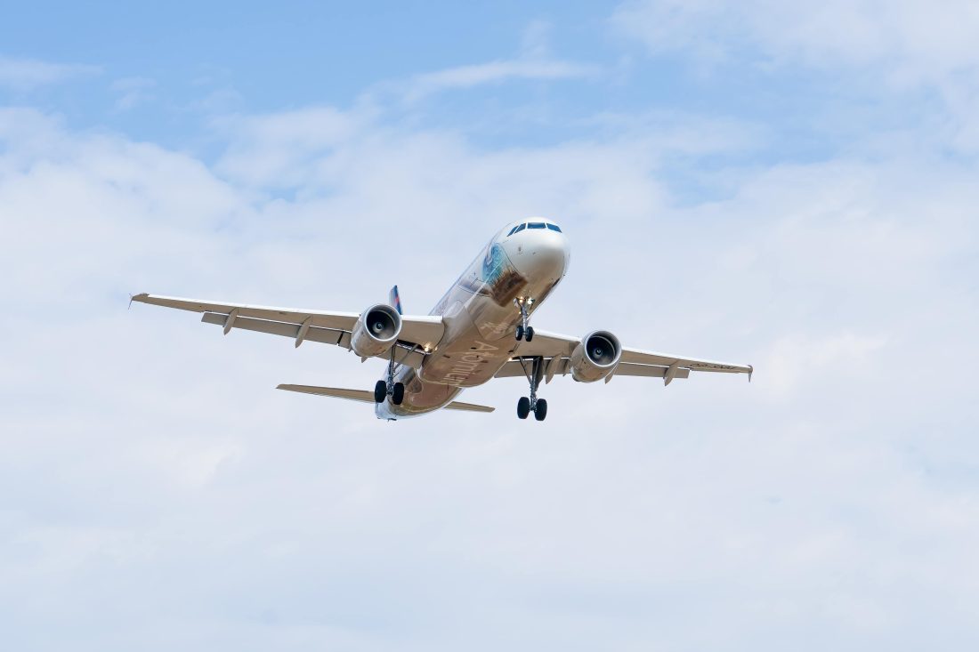 Inteligența artificială învață să piloteze avioane. Companiile aeronautice testează zboruri cu intervenție umană minimă