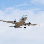 Inteligența artificială învață să piloteze avioane. Companiile aeronautice testează zboruri cu intervenție umană minimă