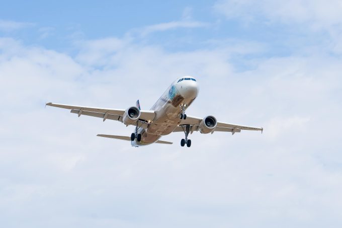Inteligența artificială învață să piloteze avioane. Companiile aeronautice testează zboruri cu intervenție umană minimă