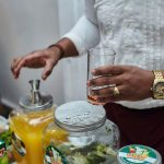 Studiu: Alcoolul poate favoriza consumul excesiv de alimente ultra-procesate și creșterea în greutate