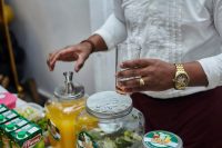 Studiu: Alcoolul poate favoriza consumul excesiv de alimente ultra-procesate și creșterea în greutate