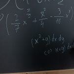 Inteligența artificială ar putea schimba modul în care se predă matematica în școli. Sute de profesori testează noi metode