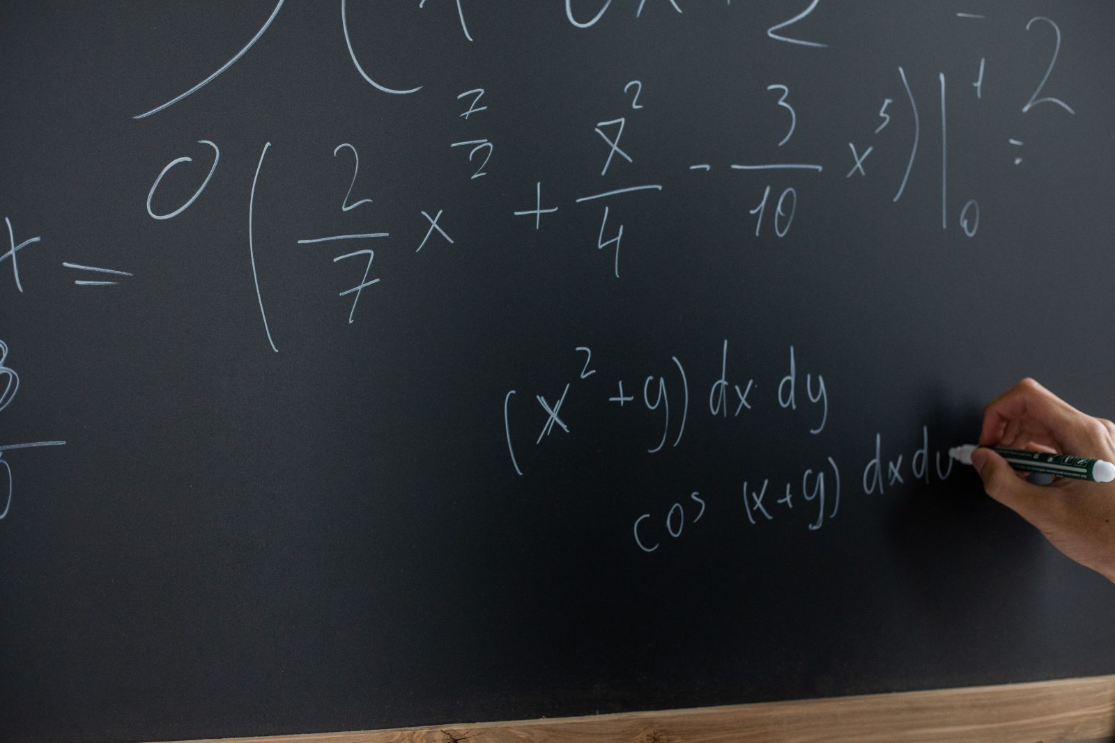 Inteligența artificială ar putea schimba modul în care se predă matematica în școli. Sute de profesori testează noi metode