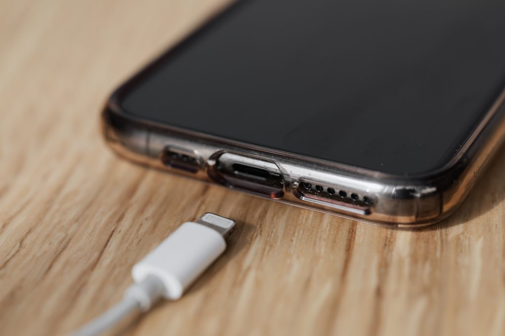 Realme a prezentat un încărcător care poate alimenta complet un smartphone în doar 4 minute și jumătate