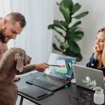 Câinii la birou reduc stresul angajaților. De ce tot mai multe companii din Germania îi acceptă la locul de muncă